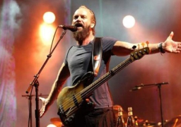 المغني “ستينج” يحيي حفل إعادة افتتاح قاعة “لو باتاكلان” في باريس