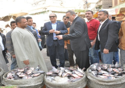 بالصور..الدالى يتفقد سوق الجيزة للخضراوات والفاكهة ويطالب البائعين بعدم المغالاه