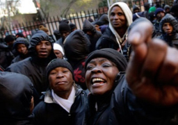 تظاهرة ضد العنصرية أمام إحدى محاكم جنوب أفريقيا