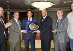 جامعة طنطا تكرم الشامى لتبرعه بأرض لبناء كلية الفنون