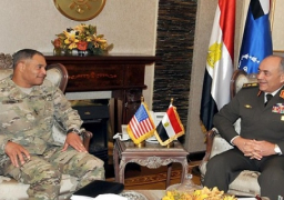 رئيس الاركان يبحث مع قائد القوات البرية الأمريكية تعزيز التعاون الثنائى