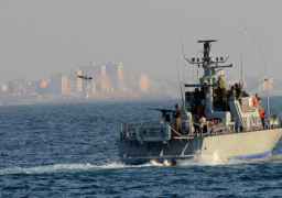 زوارق الاحتلال الإسرائيلي تستهدف مراكب الصيادين الفلسطينيين