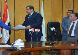 سعفان يسلم 18 عقد عمل لسائقين للعمل بالكويت