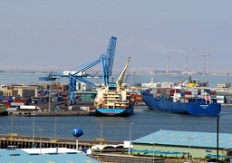 سلطات ميناء الاسكندرية تنجح في تعويم سفينة مالطية