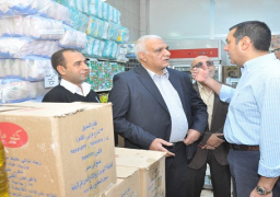 بالصور.. محافظ أسيوط يتفقد المجمعات الاستهلاكية للتأكد من توافر السلع