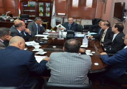 محافظ بني سويف يبحث الاستفادة من مخلفات مصانع الأسمنت والمحاجر في رصف الطرق