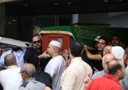 توافد الفنانين على مسجد الشرطة للصلاة على جثمان محمود عبد العزيز