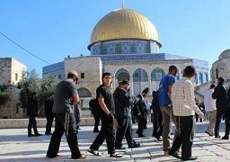 مستوطنون يهود يقتحمون المسجد الأقصى وسط حراسة من قوات الاحتلال