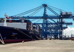 نشاط في حركة السفن والشاحنات بميناء الاسكندرية