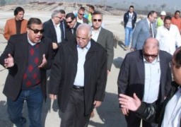 وزير النقل يتفقد اليوم مشروعات الطرق فى الوادى الجديد