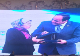 بالفيديو: الرئيس السيسي يكرم فتاة العربة ويمنحها جائزة الإبداع للشباب بشكل استثنائى