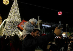 بالصور ….. أعياد الميلاد تضفي البهجة على بيت لحم