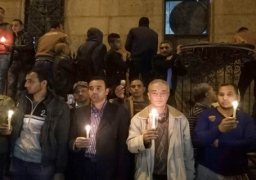 بالصور.. إضاءة الشموع أمام الكاتدرائية على روح الضحايا