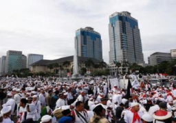 الآلاف من المسلمين في إندونيسيا يتظاهرون ضد حاكم جاكرتا