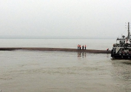 انتشال 17 راكبا حتى الآن من السفينة اليمنية الغارقة