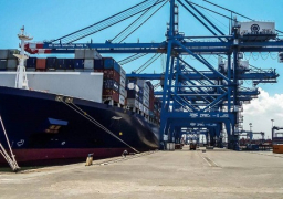 انتظام حركة السفن والشاحنات بميناء الاسكندرية