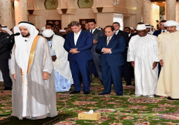 بالصور..الرئيس يؤدي صلاة الجمعة بجامع الشيخ زايد آل نهيان