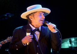 بوب ديلان يحضر حفل جائزة نوبل “بروحه”