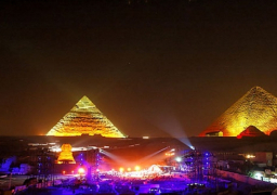 وزارة السياحة تضىء الأهرامات فى احتفالات رأس السنة الميلادية الليلة