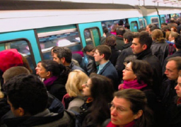 ذعر بين ركاب مترو باريس أثر خروج احدى العربات عن مسارها