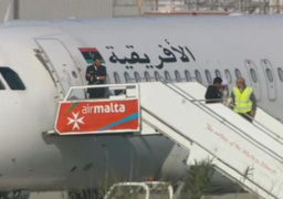 سفير ليبيا في مالطا يؤكد بدء نقل ركاب الطائرة المخطتفة إلى مطار طرابلس