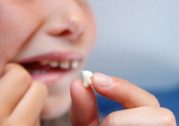 علماء يوصون بالاحتفاظ بالأسنان اللبنية