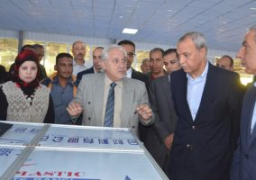 وزير الصناعة ومحافظ قنا يتفقدان انشاءات مصنع الطاقة المتجددة