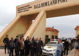 925 راكبا و 230 شاحنة يعبرون منفذ السلوم الاربعاء