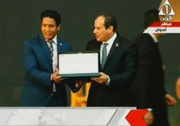 الرئيس السيسي يكرم مجموعة من الشباب المتميزين في ختام المؤتمر الشهري للشباب