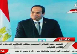 الرئيس يعقد جلسة نقاش مع مجموعة من المشاركين بمؤتمر الشباب