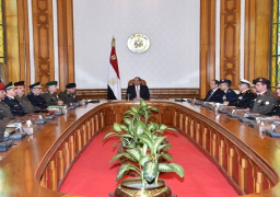 السيسي يجتمع بقيادات الجيش والشرطة.. ويوجه بمواصلة استهداف البؤر الإرهابية