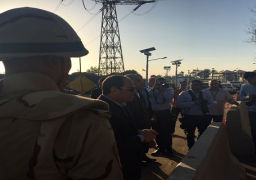 السيسي يزور السد العالي ويصافح السائحين بشوارع أسوان