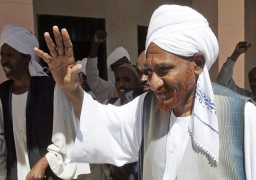 الصادق المهدي عاد للخرطوم بعد غياب ثلاثين شهرا