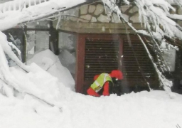 العثور على 6 أشخاص أحياء في فندق أصابه انهيار جليدي بايطاليا