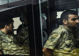 المحكمة العليا باليونان ترفض تسليم أنقرة 8 جنود لجأوا إلى أثينا