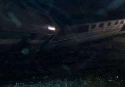 بالصور.. انقلاب قطار “الأقصر- أسوان”.. والإسعاف تنتقل لموقع الحادث