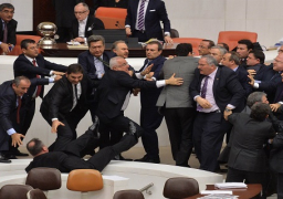 بالفيديو … “اردوغان” يوبخ النواب بسبب العراك في البرلمان