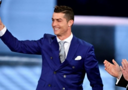 رونالدو يفوز بجائزة الفيفا لأفضل لاعب في العام