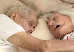 بعد حب 75 سنة .. الموت يغيب اقدم زوجين