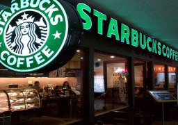 بعد حظر ترامب .. “ستاربكس” تعتزم توظيف 10 آلاف لاجئ
