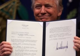 “الأمن الأمريكى”: قرار ترامب يشمل منع حاملى البطاقة الخضراء من دخول البلاد