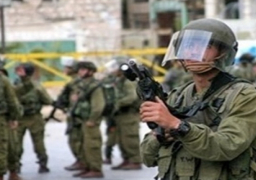 قوات الاحتلال تقتحم قرى وبلدات بالضفة وتهاجم منازل الفلسطينيين شرق غزة