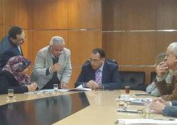 مدبولي يطالب رؤساء المدن الجديدة بمتابعة موظفى التراخيص والشئون العقارية