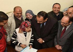 وزير الإسكان ومحافظ الاسكندرية يسلمان “مني” الشقة التي وعد بها الرئيس