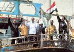 وصول أحد مراكب الصيد الثلاثة المحتجزة باليمن لميناء الصيد بالسويس