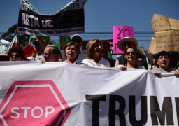 آلاف المكسيكيين يتظاهرون على الحدود مع أمريكا ضد “جدار ترامب”