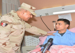 بالصور..وزير الدفاع يزور مصابى العمليات الإرهابية من أبطال القوات المسلحة