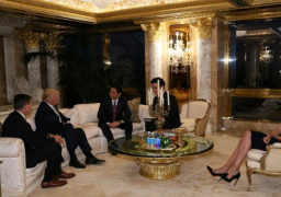 ترامب يمدد قمته مع رئيس الوزراء الياباني