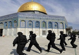 زوارق الاحتلال تستهدف الصيادين .. ومستوطنون يقتحمون الأقصى بحراسة الشرطة