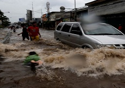 فيضانات تغرق آلاف المنازل في جاكرتا
